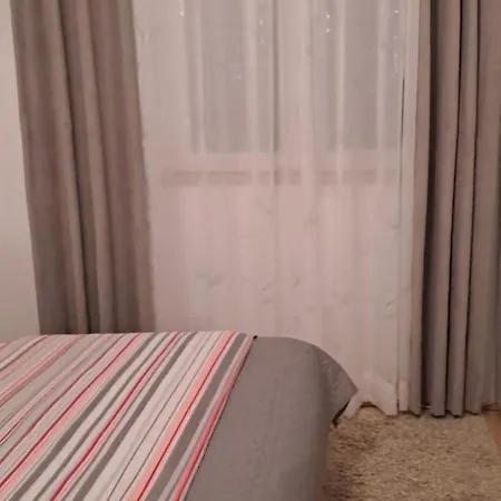 Kuca U Prirodi Li بيت للعطل