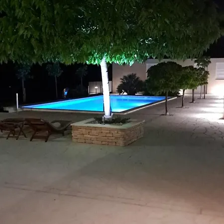 Kuca U Prirodi Li بيت للعطل