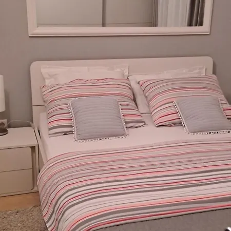 Kuca U Prirodi Li بيت للعطل