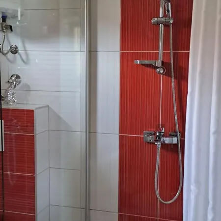 Kuca U Prirodi Li بيت للعطل *