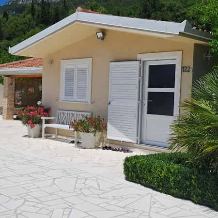 Kuca U Prirodi Li بيت للعطل