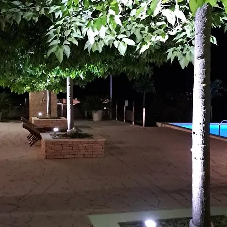 Kuca U Prirodi Li