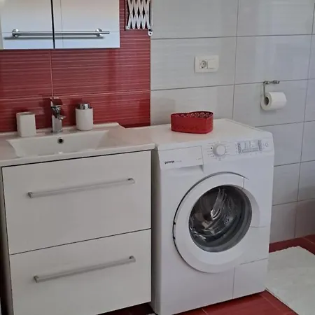 Kuca U Prirodi Li *