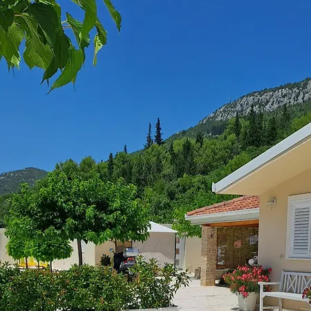 Kuca U Prirodi Li Holiday home *
