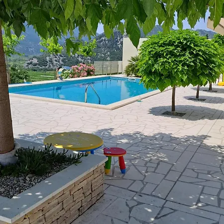 Holiday home Kuca U Prirodi Li *