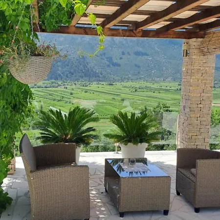 Kuca U Prirodi Li Holiday home *